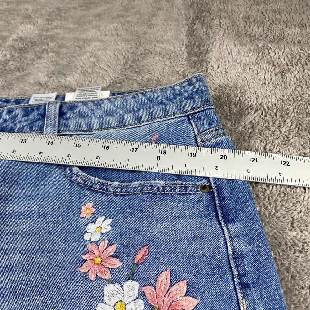 Womans Light Blue Embroidered Floral Denim Shorts NWT - Picture 6 of 11